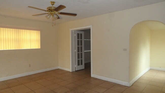 Foto del edificio - Single-Family Home – 4BR/2BA – Corner Lot, Large Fenced Yard, NO HOA