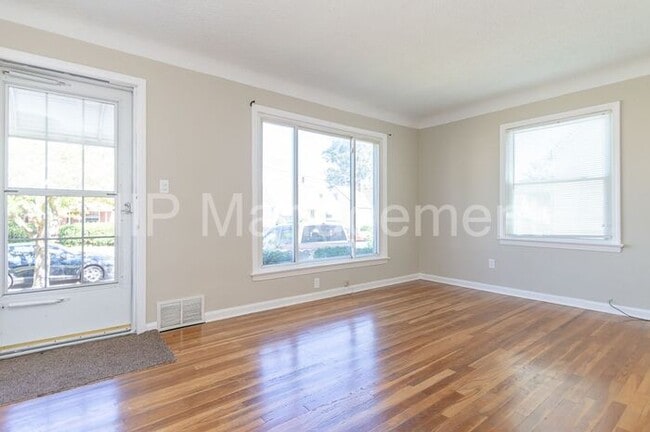 Building Photo - Charming 3BD Updated Home