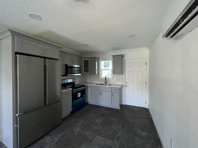 Foto del edificio - Fully Renovated 2 Bed, 1 Bath Duplex in th...