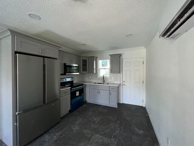 Foto del edificio - Fully Renovated 2 Bed, 1 Bath Duplex in the Heart of Kissimmee – Modern Upgrades Galore!