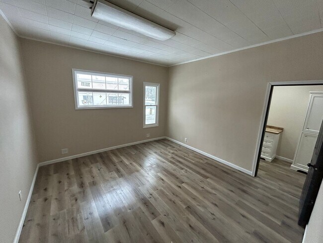 Foto del edificio - 316-318 W. Adams St.