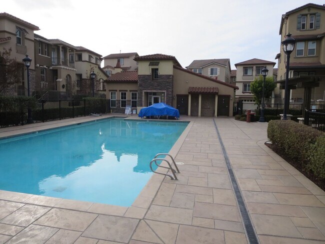 Foto del edificio - BEAUTIFUL & SPACIOUS 2 BEDROOM HOME IN MILPITAS, CA!!!