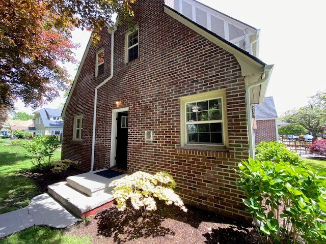 Building Photo - 2030 Maple St