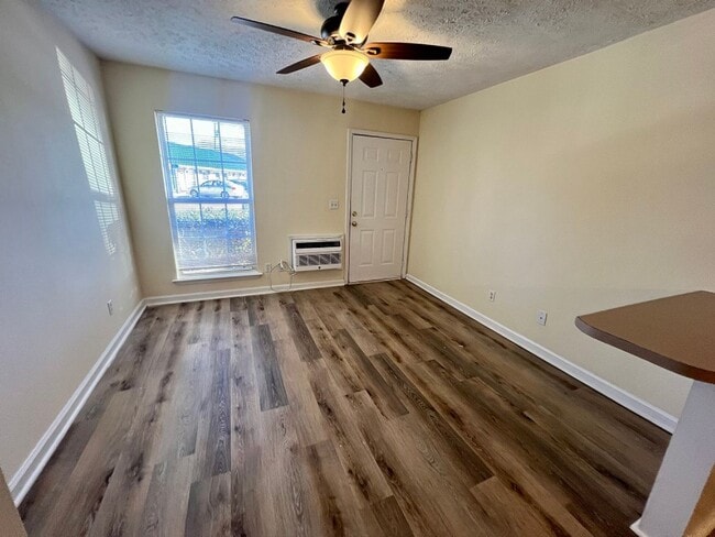 Building Photo - *END UNIT* 1 Bed/1 Bath Apt., Water Included