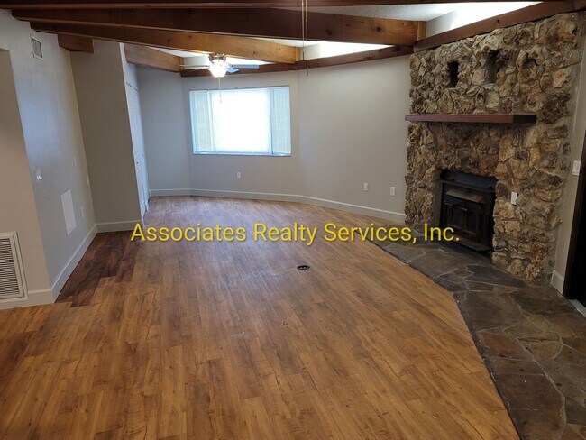 Foto del edificio - Newly renovated 3 bedroom,  in Lake Butler, available early Summer!