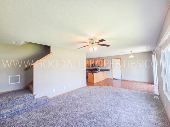 Foto del edificio - Urbandale Home in Waukee Schools with Office, Fireplace & 2-Car Garage