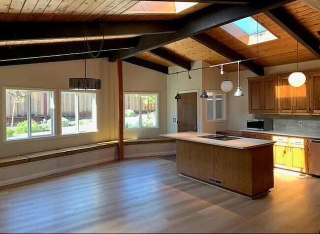 Foto del edificio - Beautiful 4 Bedroom Home in Santa Cruz