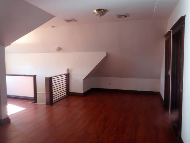 Building Photo - 261 Maple St