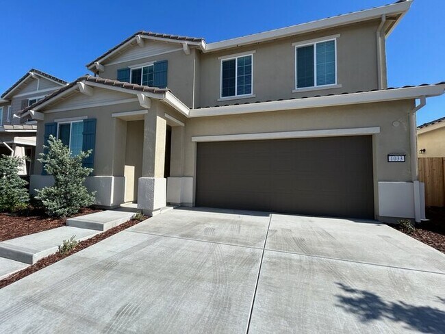 Building Photo - Beautiful Newer 4 Bedroom 3 Bathroom with ...