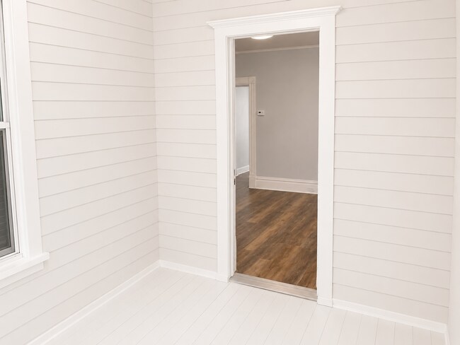 Building Photo - Lower 2 Bedroom Duplex Great Location!