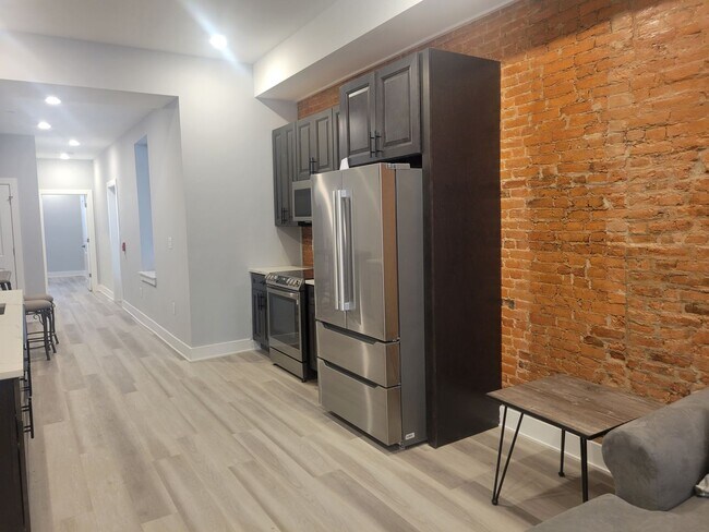 Building Photo - 2540 W Girard Ave