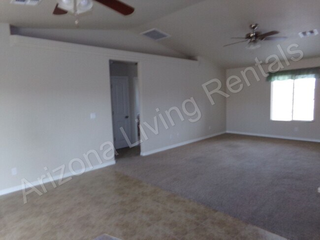 Foto del edificio - SUPER CLEAN 4 BEDROOM HOME