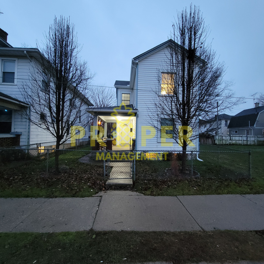 Primary Photo - Two story, 3 bedroom 1.5 bathroom home wit...