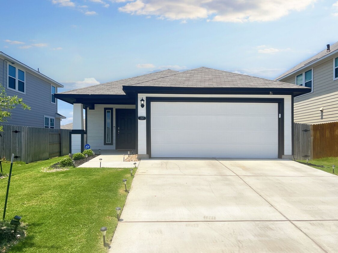 Foto principal - Modern and Beautiful - 3/BR and 2/BA Home ...