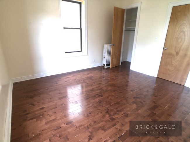 Foto del edificio - 224-24 Hinckley Pl