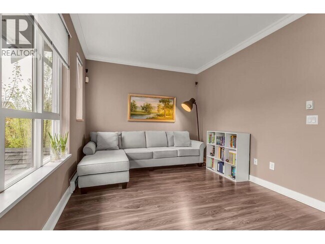 Photo du bâtiment - 110 1460 SOUTHVVIEW ST.