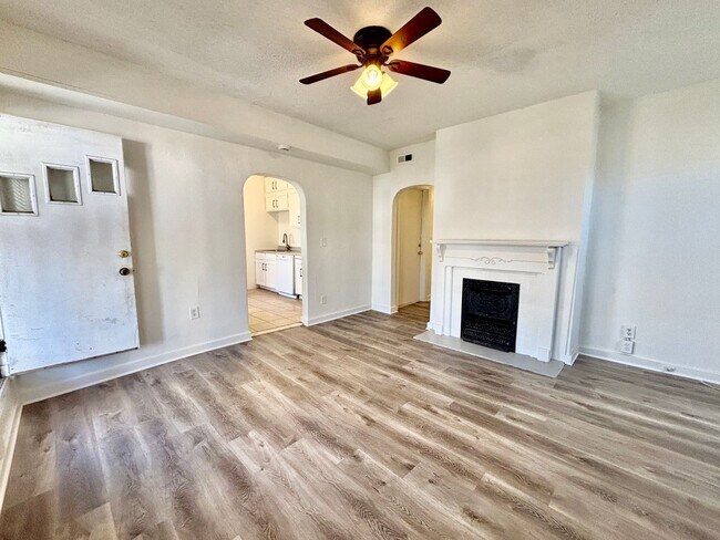 Foto del edificio - 3810-3812 Central St.