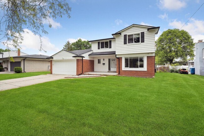 Building Photo - Move-In Ready 4 bedroom, 3 bathroom Home i...
