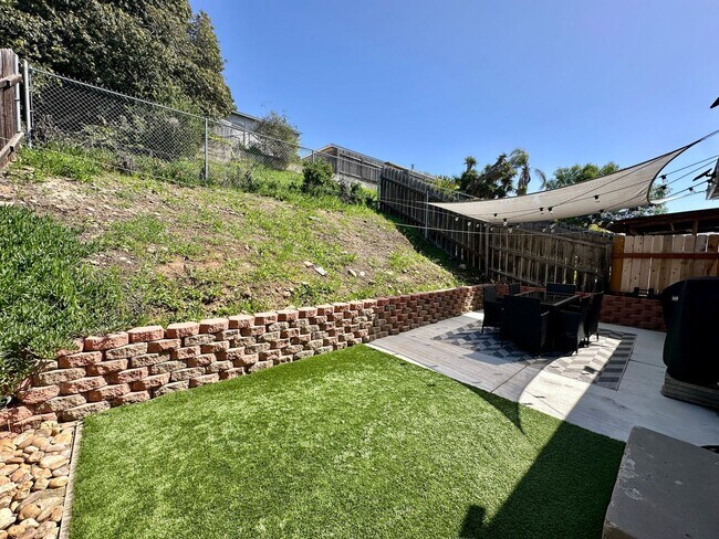 Foto del edificio - 6131-6133 Horton Drive
