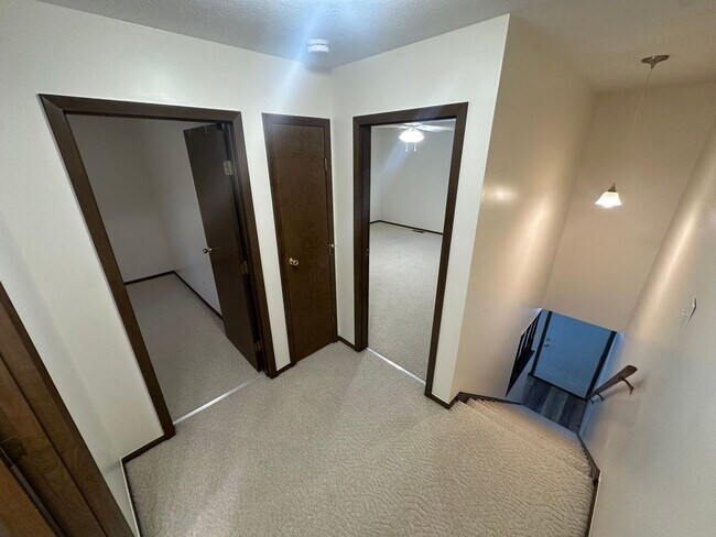 Foto del edificio - SPACIOUS TOWNHOME IN WILLOW TERRACE