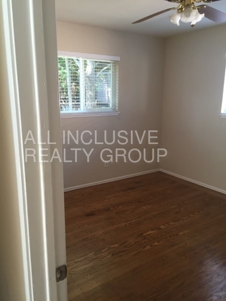 Foto del edificio - Beautiful Cottage! Large Yard!