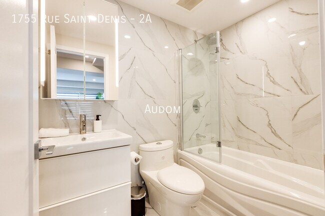 Building Photo - 1755 R. Saint-Denis