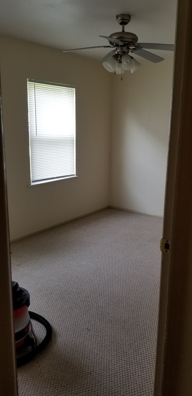 Building Photo - 3220 Ridgewood Dr