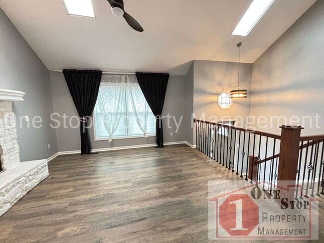 Building Photo - 3 spacious bedrooms and 2.5 bathrooms in K...