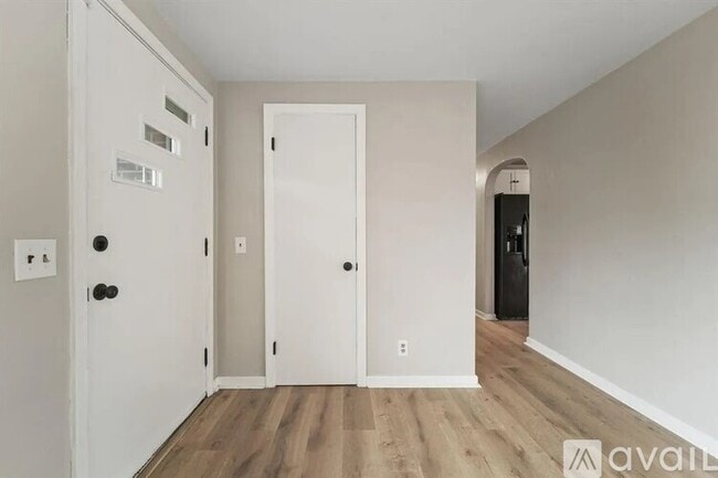 Building Photo - 13 Brookside Ave W