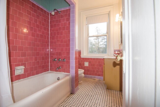 Building Photo - 9/1 No Fee! Spacious 1BR apartment in elev...