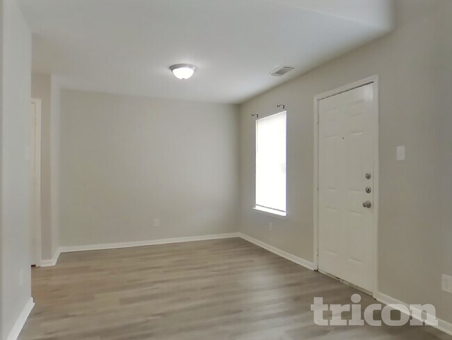 Foto del edificio - 6638 Windy River Ln