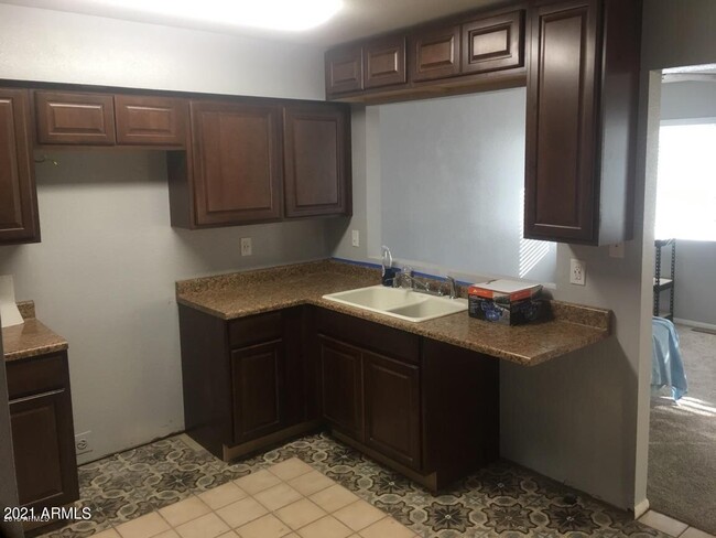 Building Photo - 557 W Greentree Dr