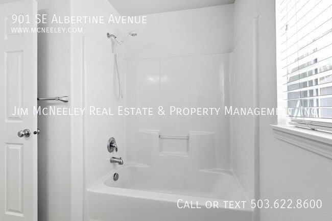 Building Photo - 901 SE Albertine St