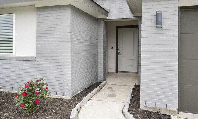 Building Photo - 8035 House bank Ln
