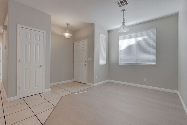 Foto del edificio - 9129 Drifting Bay St