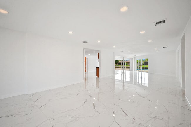 Building Photo - 1718 Rio Vista Dr