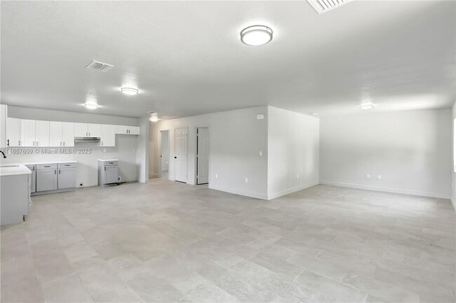 Building Photo - 861 NW 6th Ave