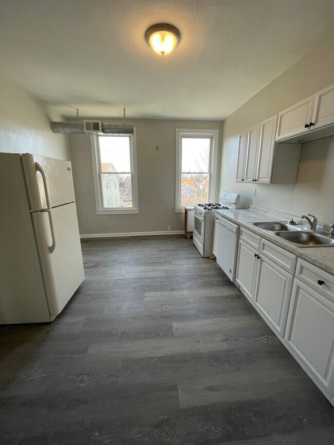 Foto del edificio - 3 unit building in central area of Bellevue and steps away from Avalon areas of Pittsburgh.
