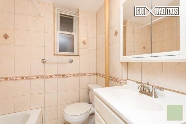 Building Photo - 3030 Kingsbridge Terrace