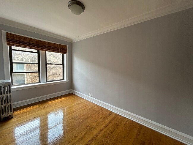 Building Photo - 4628 N Wolcott Ave