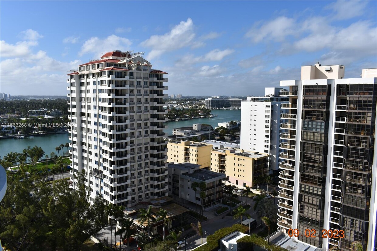 Foto principal - 6365 Collins Ave