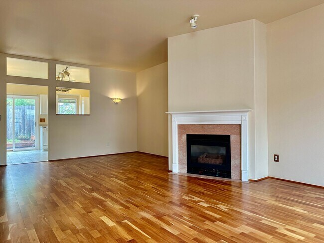 Building Photo - 2 WEEKS FREE RENT! Pet Friendly 2 Bedroom ...