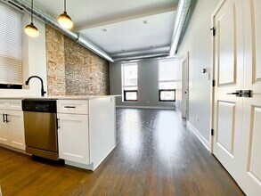 Building Photo - 1523 W Chicago Ave