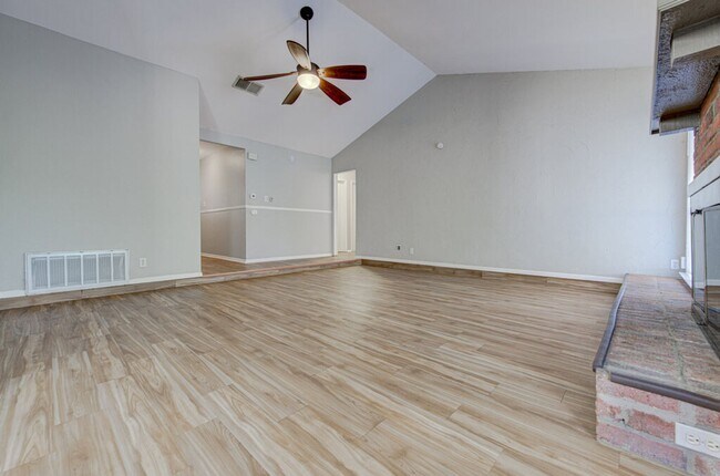 Building Photo - Beautifully Maintained Home in Lamplight V...