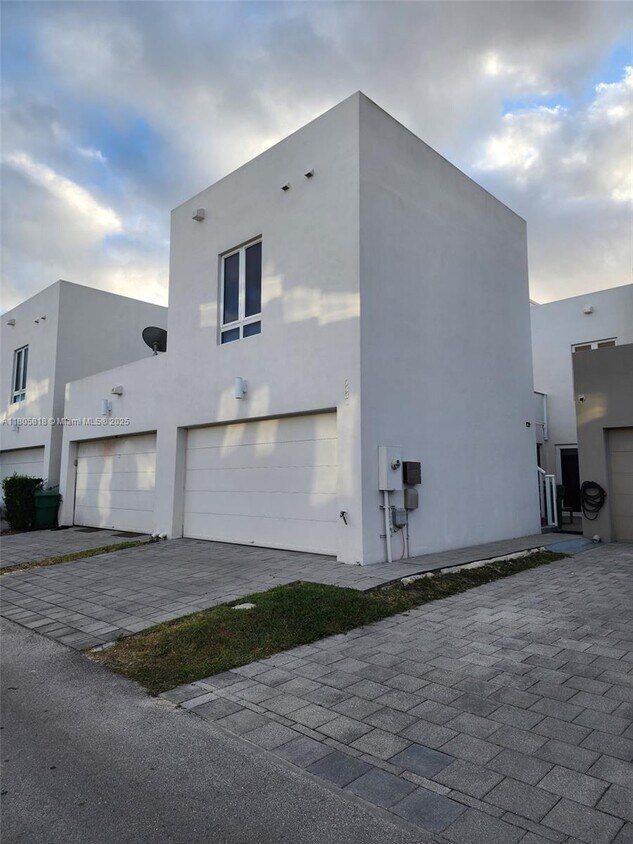 Foto principal - 6331 NW 105th Ct