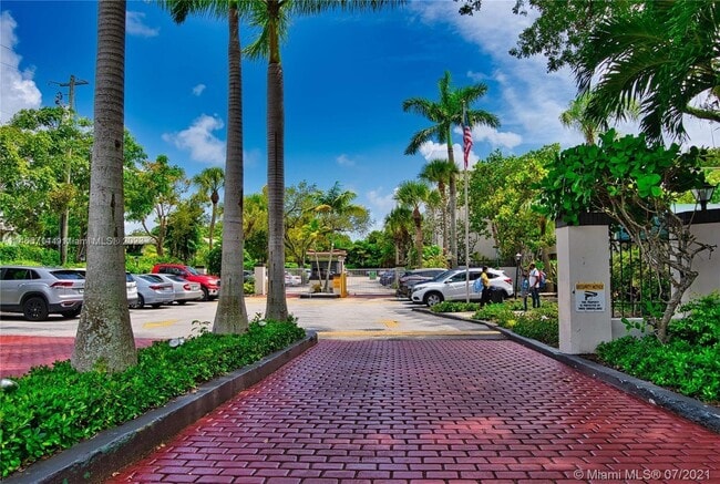 Foto del edificio - 6890 N Kendall Dr