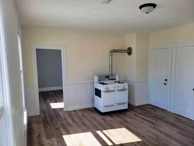 Building Photo - 73 1/2 Esther St