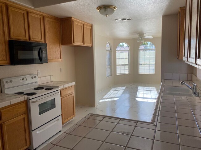 Building Photo - Beautiful Santa Nella Rental