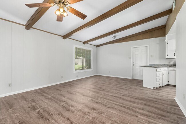 Foto del edificio - AUGUST PRE-LEASE Centrally Located Updated...