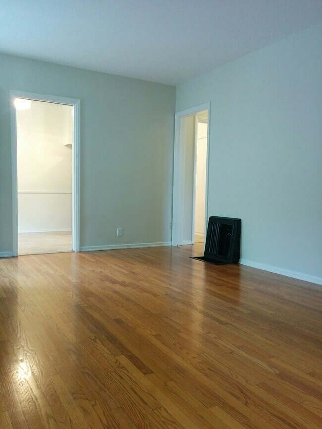 Building Photo - 5641 San Vicente Blvd